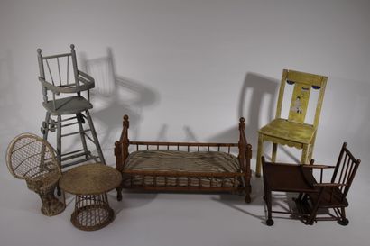 Lot de mobilier pour poupées et enfants dont...