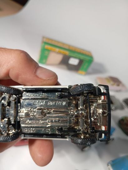 Lot de voitures miniatures dont Novoexport...
