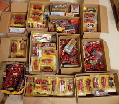 Lot de 12 cartons de vehicules de pompiers...