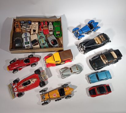 Lot de voitures de course miniatures de differentes...