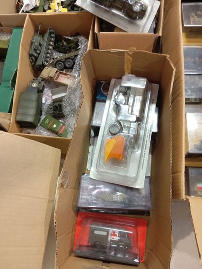 Lot de 9 cartons de vehicules militaires,...