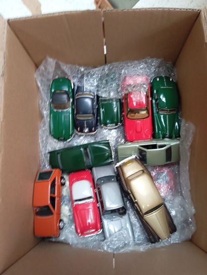 Lot de voitures miniatures de differentes...