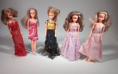 Reunion of 5 Tressy mannequin dolls with...