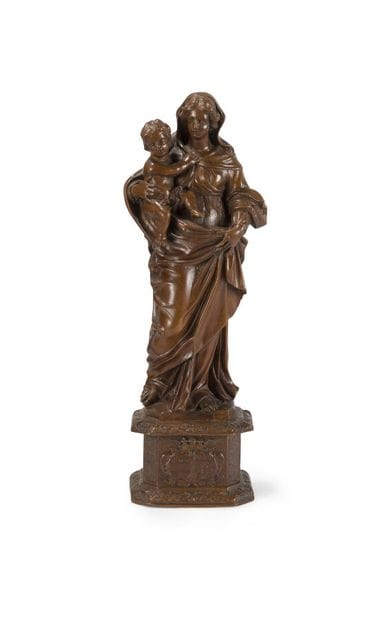 VIERGE À L'ENFANT EN NOYER SCULPTÉ
reposant...