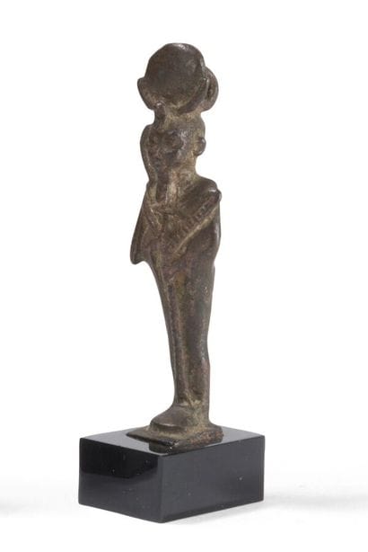 AMULETTES
Horus coiffé du disque solaire.
Bronze.
Lacunes....