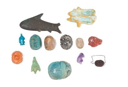 LOT COMPOSÉ DE 13 AMULETTES
(tête de bovin,...
