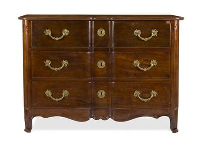 COMMODE EN ACAJOU MOULURÉ
la façade en arbalète...