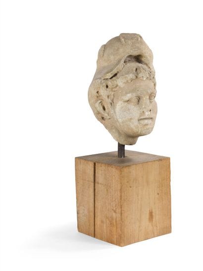 TÊTE PROVENANT D'UN TRÈS HAUT RELIEF
représentant...