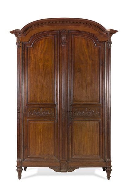 ARMOIRE EN ACAJOU MASSIF MOULURÉ ET SCULPTÉ
ouvrant...