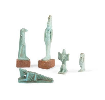 LOT COMPOSÉ DE 5 AMULETTES EN FAIENCE
représentant...