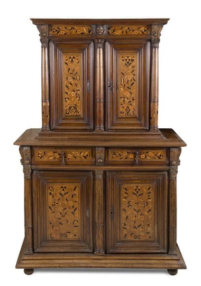 ARMOIRE À DEUX CORPS EN MARQUETERIE DE FLEURS
ouvrant...
