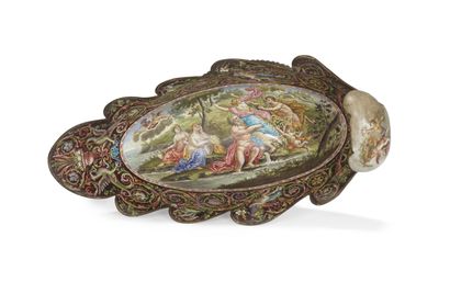 COUPE EN CUIVRE ÉMAILLÉ
à décor de scènes...