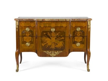 COMMODE EN MARQUETERIE DE TROPHÉE
la façade...