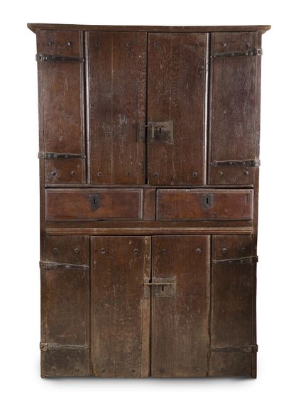ARMOIRE À PENTURES EN CHÊNE
ouvrant à quatre...