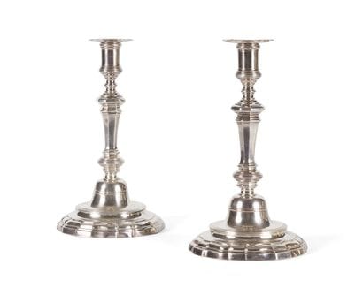 PAIRE DE FLAMBEAUX EN ARGENT
la base chantournée...