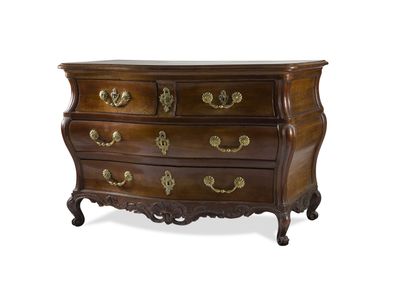 COMMODE EN ACAJOU MASSIF MOULURÉ DE FORME...