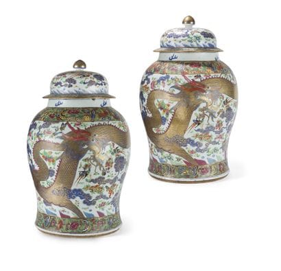 PAIRE DE POTICHES COUVERTES EN PORCELAINE...