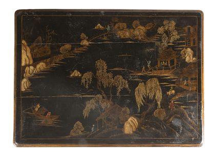 TABLE RECTANGULAIRE EN VERNIS EUROPÉEN
à...