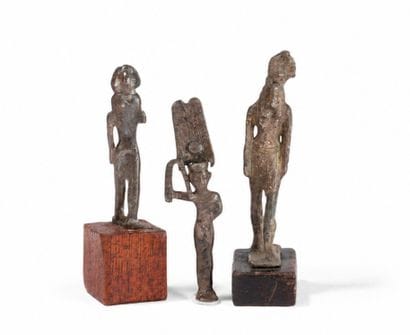 LOT COMPOSÉ DE TROIS STATUETTES EN BRONZE
représentant...