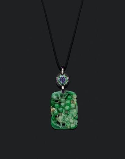 CARTIER. 
Cordonnet noir retenant en pendentif...