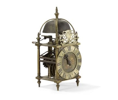 PENDULE À LA CAPUCINE EN LAITON GRAVÉ
le...