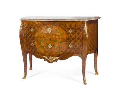 COMMODE EN MARQUETERIE DE FLEURS
de forme...