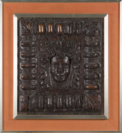 FRAGMENT DE BOIS SCULPTÉ
représentant un...