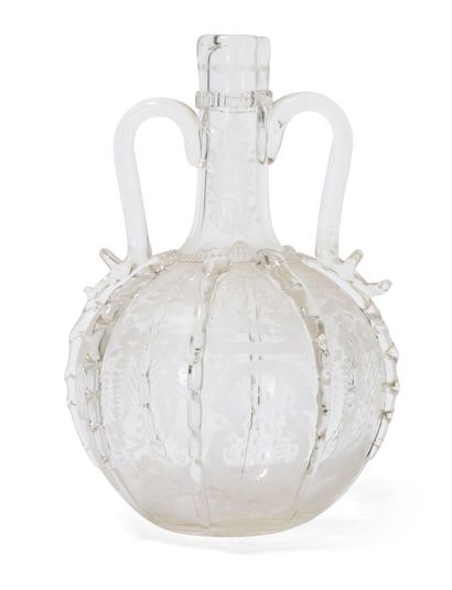 CARAFE EN VERRE SOUFFLÉ ET GRAVÉ
à deux anses...