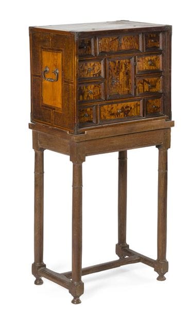 CABINET EN MARQUETERIE
ouvrant à cinq tiroirs...