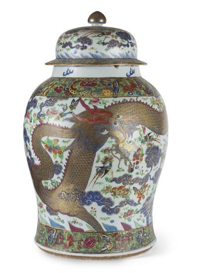 PAIRE DE POTICHES COUVERTES EN PORCELAINE...