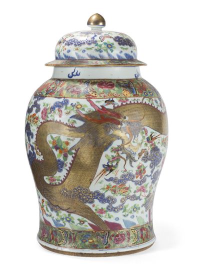 PAIRE DE POTICHES COUVERTES EN PORCELAINE...