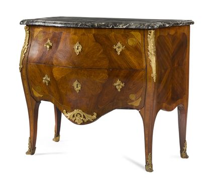 COMMODE EN PALISSANDRE, BOIS DE ROSE ET AMARANTE
de...