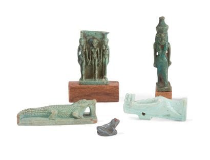 LOT COMPOSÉ DE 5 AMULETTES EN FAIENCE
représentant...