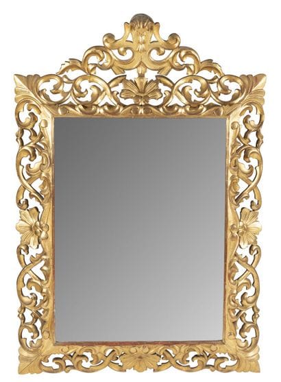 MIROIR EN BOIS DORÉ
à décor ajouré de feuillages,...