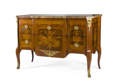 COMMODE EN MARQUETERIE DE TROPHÉE
la façade...