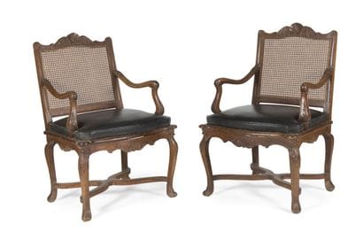 PAIRE DE FAUTEUILS CANNÉS EN NOYER
à dossier...