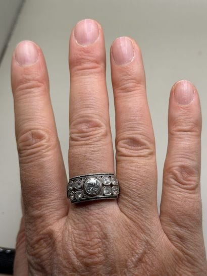 Art Deco band ring in 850-th platinum, featuring...