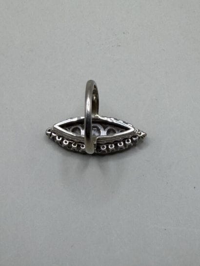 Marquise ring in 750 thousandths white gold...
