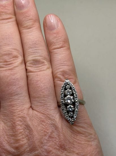 Marquise ring in 750 thousandths white gold...