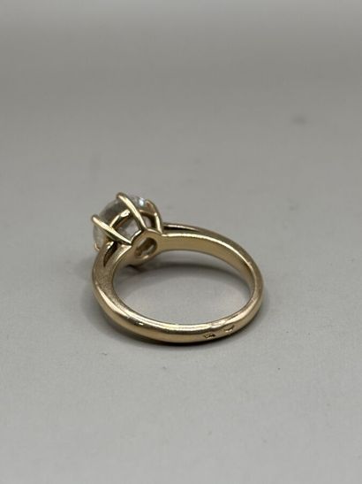 750-th yellow gold ring set with a single...