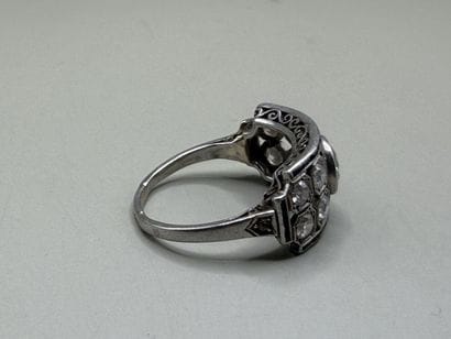 Art Deco band ring in 850-th platinum, featuring...