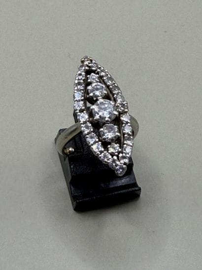 Marquise ring in 750 thousandths white gold...