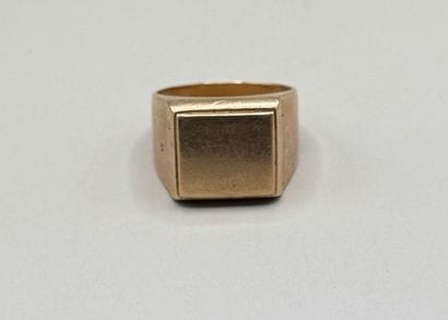 750-th yellow gold signet ring, square, unengraved...