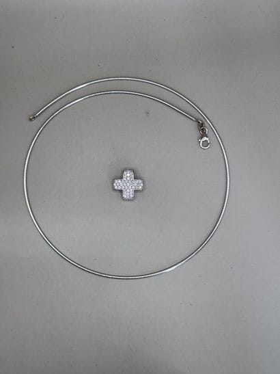 750 white gold cable necklace with a pendant...