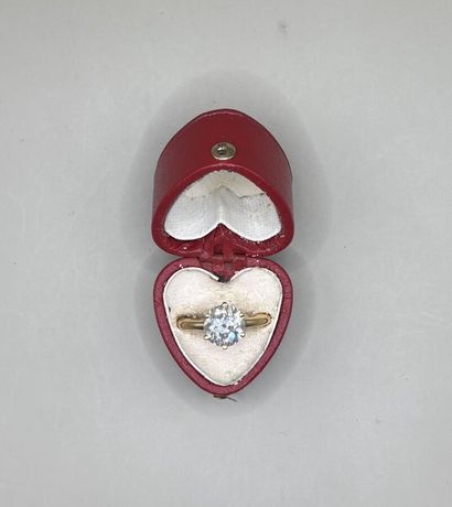 750-th yellow gold ring set with a single...