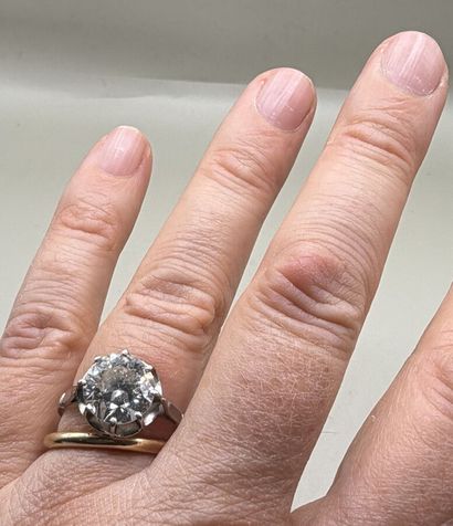 850-th platinum ring set with a single vintage-cut...