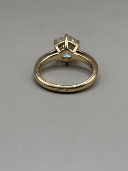 750-th yellow gold ring set with a single...