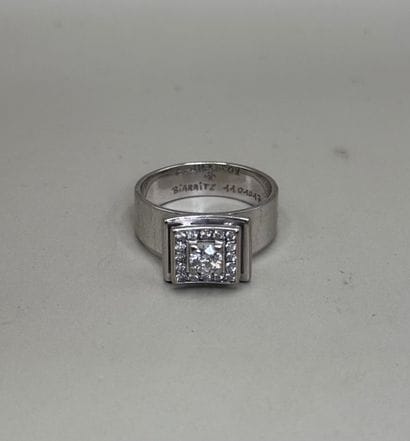 A 750 white gold band ring, featuring a two-tiered...
