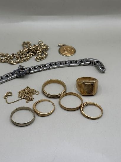 Set of 750-th yellow gold jewelry (with imperfections):...