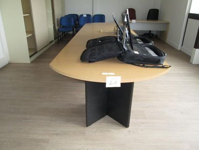 1 grande table de réunion (4 éléments) mélaminée...